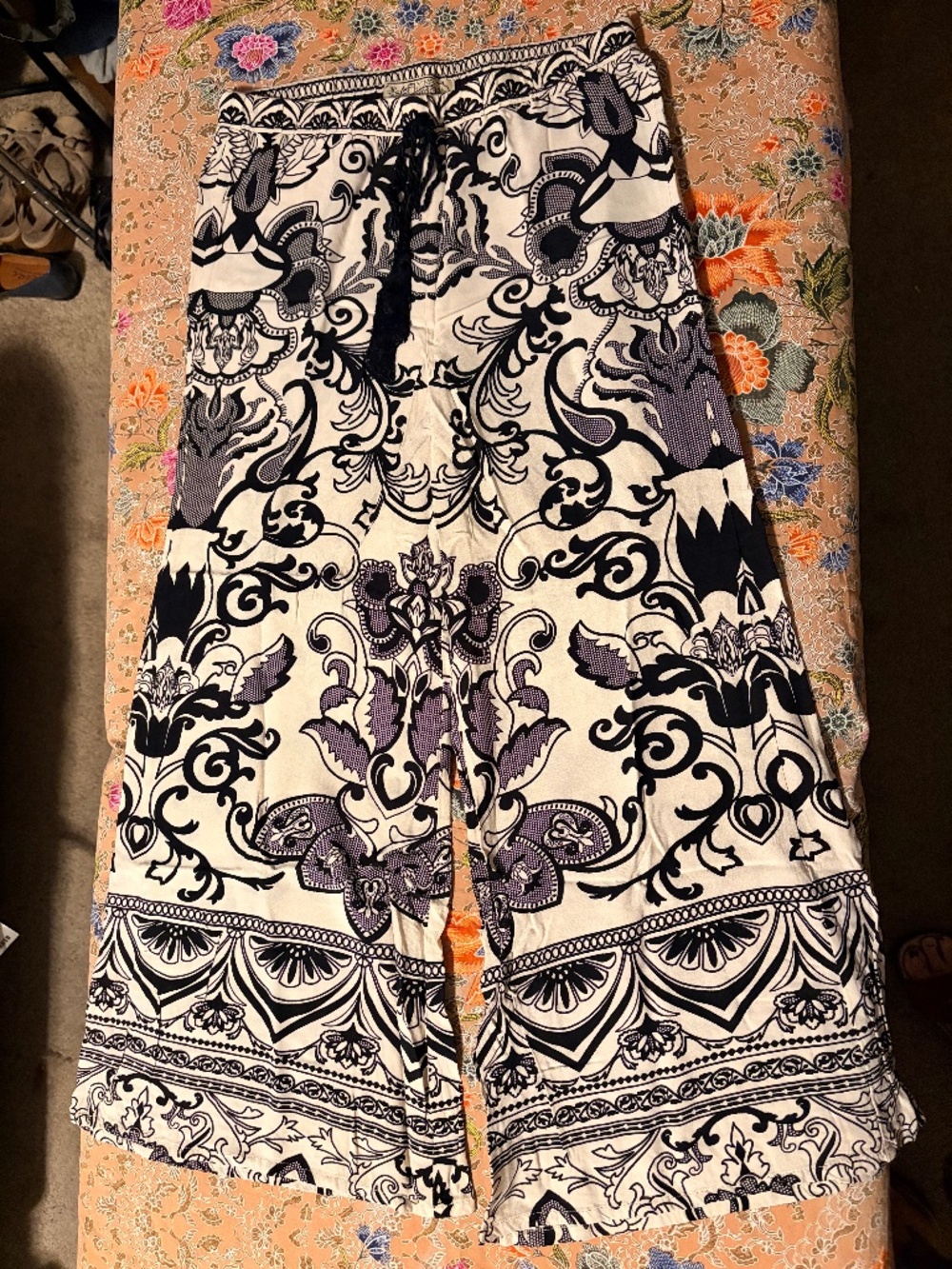Flying tomatoes cropped Palazzo pants small